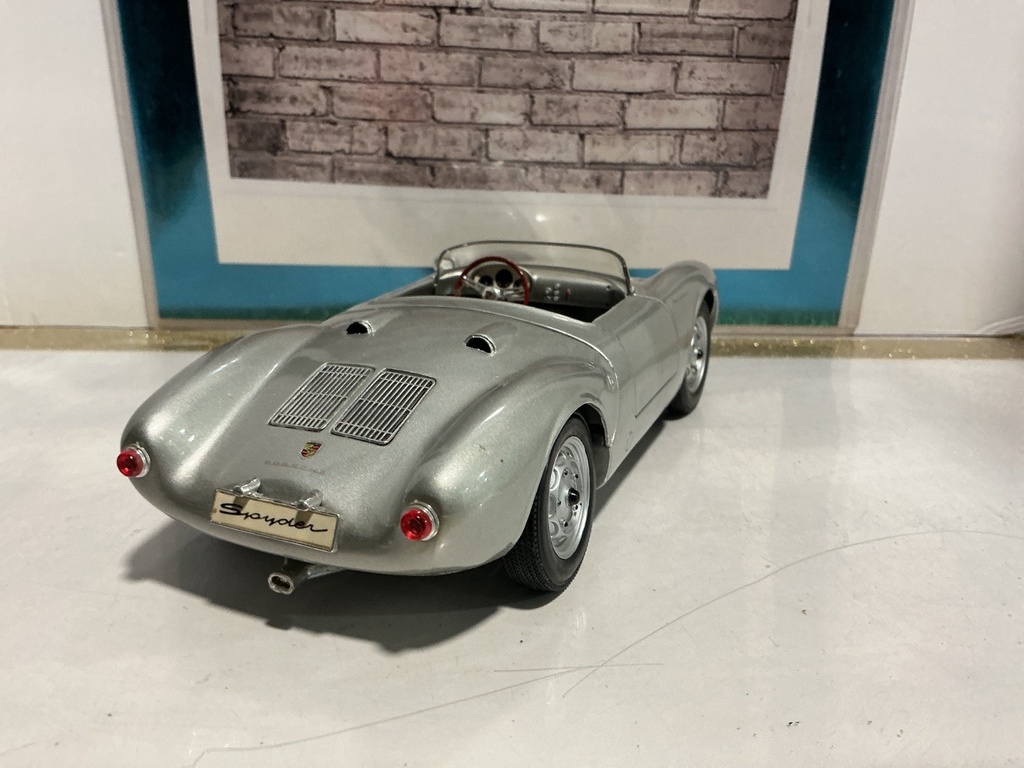 1:18 MAISTO PORSHE 550A SILVER ON BLACK image