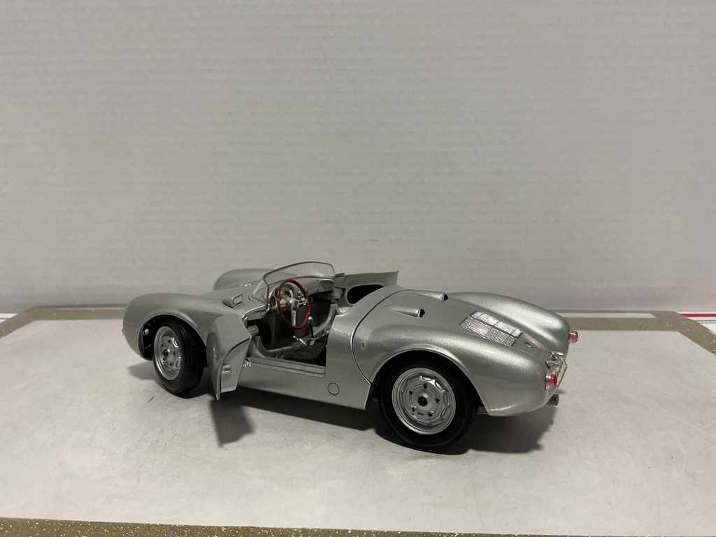 1:18 MAISTO PORSHE 550A SILVER ON BLACK image