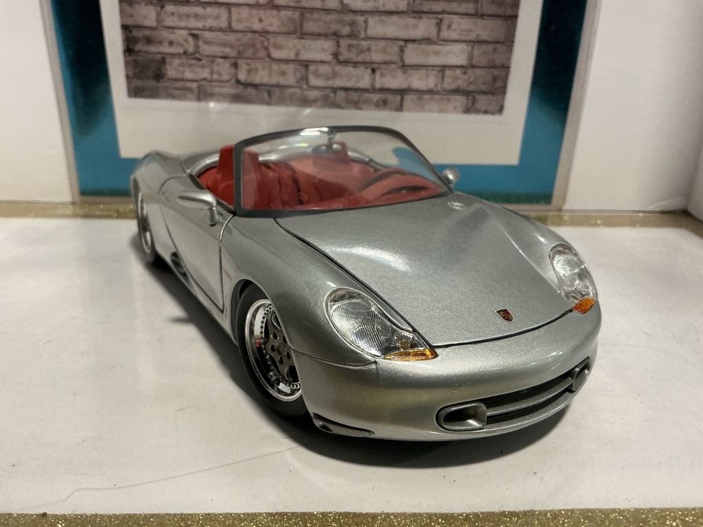 1:18 MAISTO PORSHE BOXSTER SILVER ON RED image