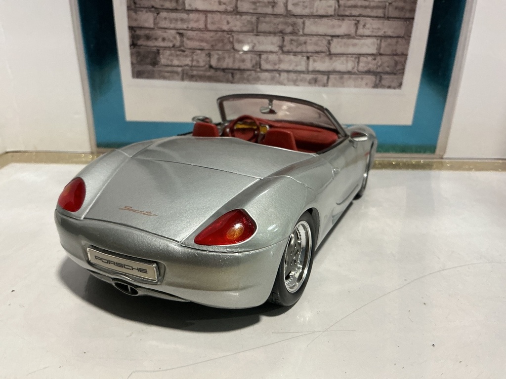 1:18 MAISTO PORSHE BOXSTER SILVER ON RED image