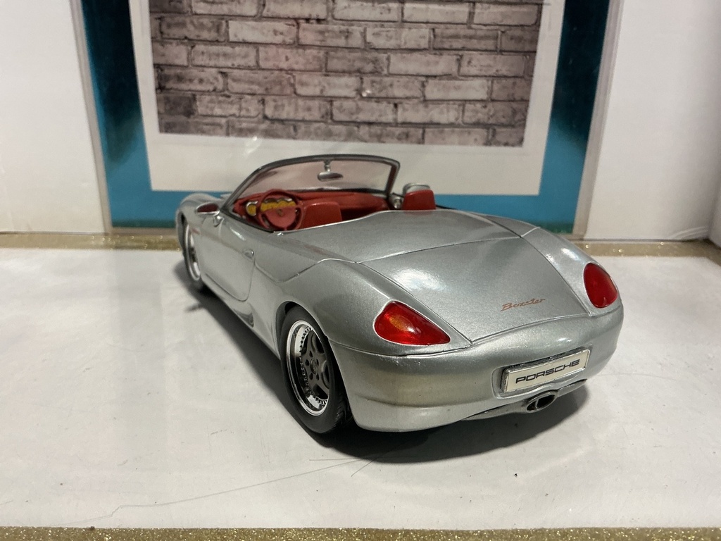 1:18 MAISTO PORSHE BOXSTER SILVER ON RED image