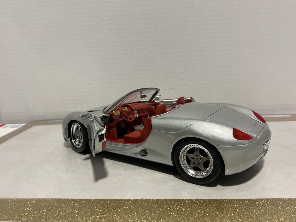 1:18 MAISTO PORSHE BOXSTER SILVER ON RED image
