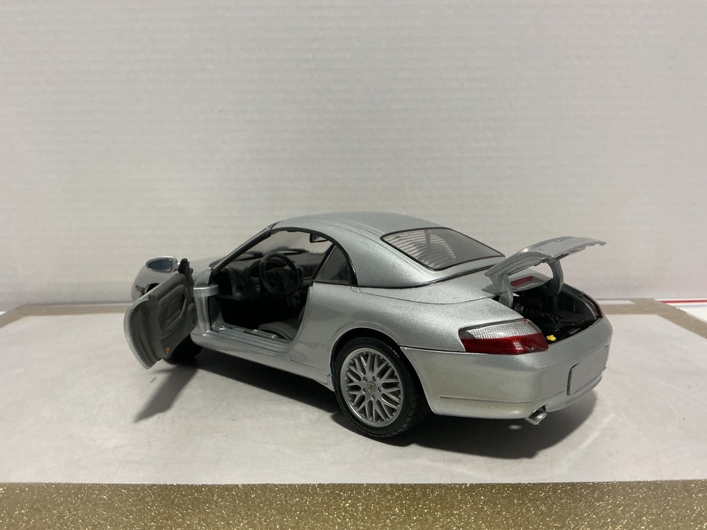 1:18 HOT WHEELS PORSCHE 911 SILVER ON BLACK image