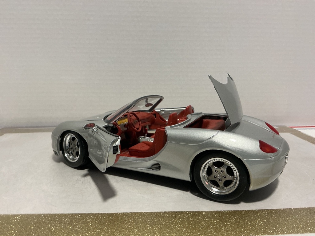 1:18 MAISTO PORSCHE BOXSTER SILVER ON RED image