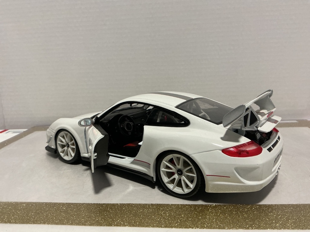 1:18 BURAGO PORSCHE GT3 RS 4.0 WHITE ON RED image