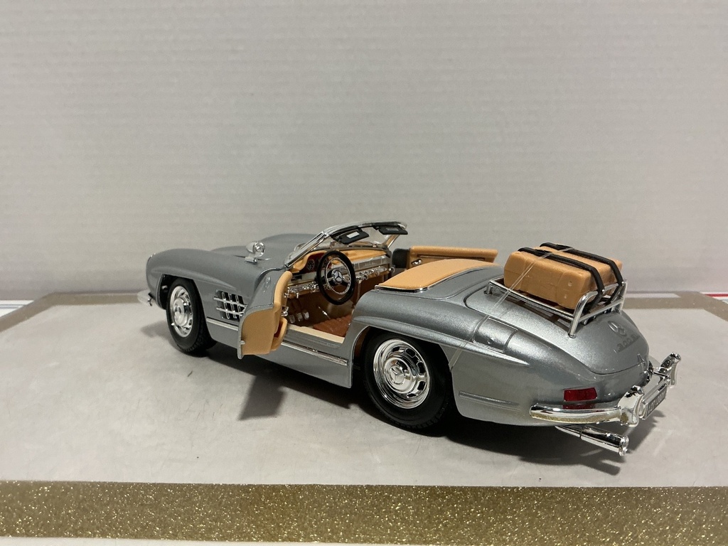 1:18 BURAGO  ITALY 1954 MERCEDES 300 SL SILVER ON TAN WITH LUGGAGE RACK image