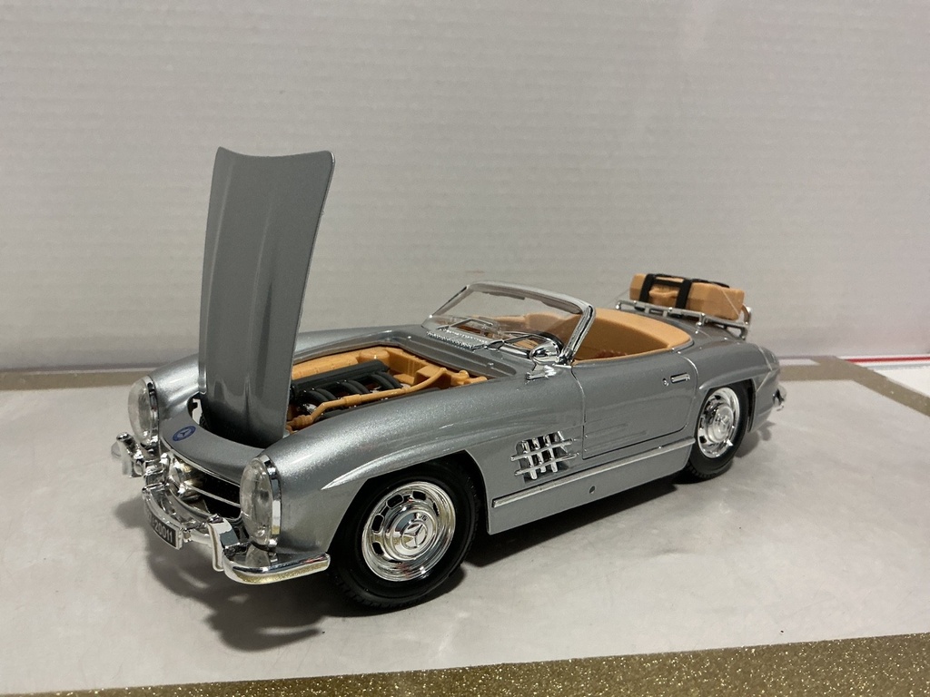 1:18 BURAGO  ITALY 1954 MERCEDES 300 SL SILVER ON TAN WITH LUGGAGE RACK image