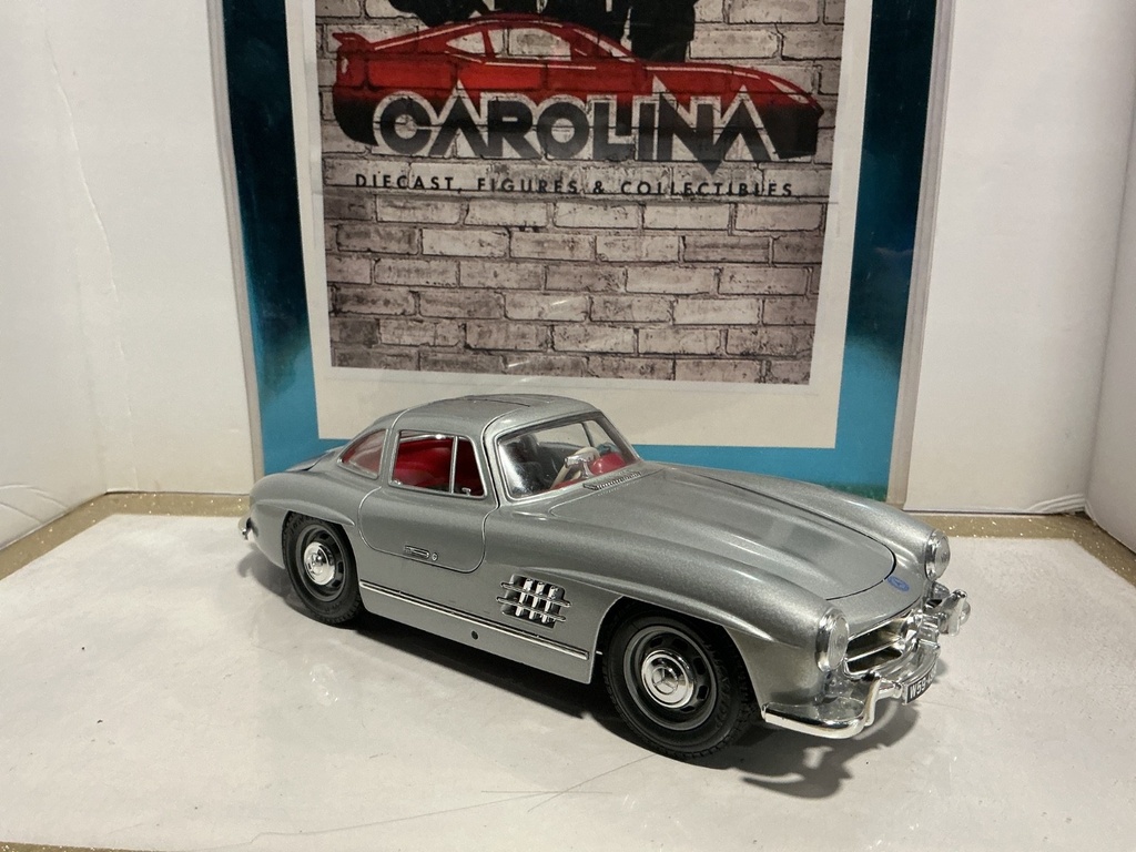 1:18 BURAGO  ITALY 1954 MERCEDES 300 SL GULLWING SILVER ON RED image