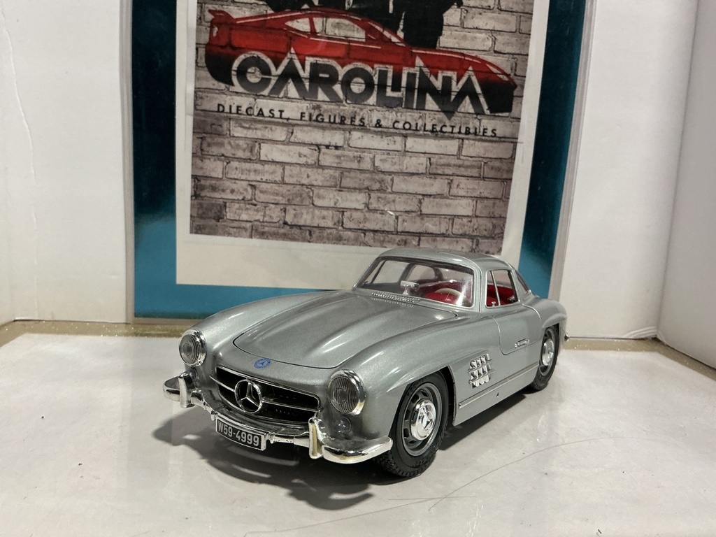 1:18 BURAGO  ITALY 1954 MERCEDES 300 SL GULLWING SILVER ON RED image