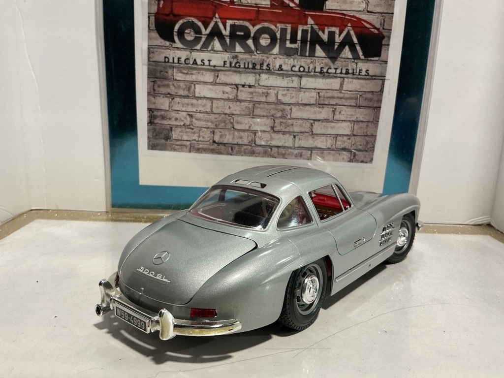 1:18 BURAGO  ITALY 1954 MERCEDES 300 SL GULLWING SILVER ON RED image