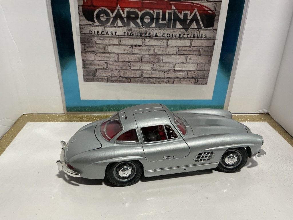 1:18 BURAGO  ITALY 1954 MERCEDES 300 SL GULLWING SILVER ON RED image