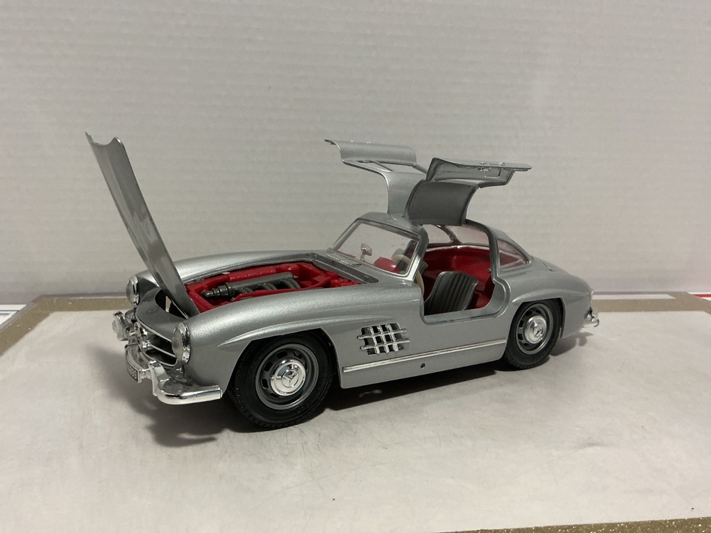 1:18 BURAGO  ITALY 1954 MERCEDES 300 SL GULLWING SILVER ON RED image