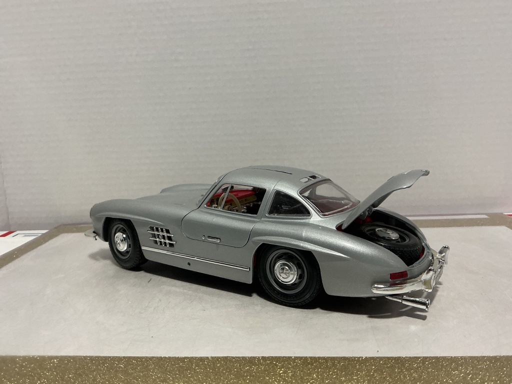 1:18 BURAGO  ITALY 1954 MERCEDES 300 SL GULLWING SILVER ON RED image