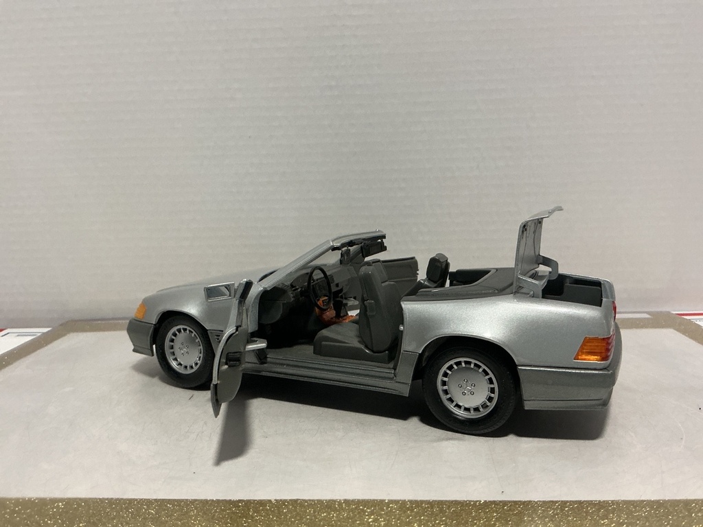 1:18 MAISTO 1989 MERCEDES 500SC GREY ON GREY image