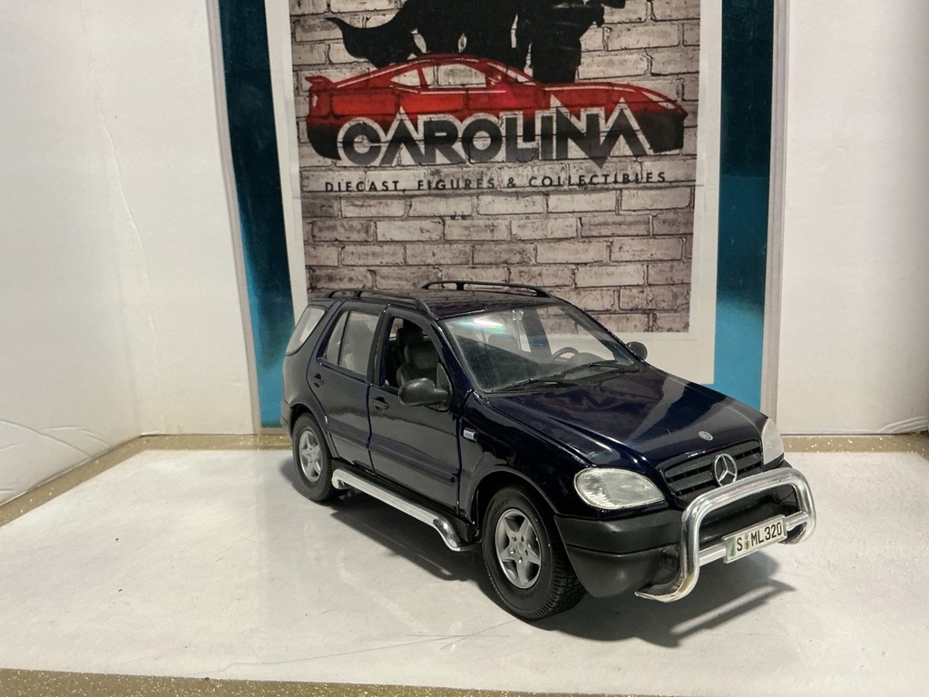 1:18 MAISTO MERCEDES ML 320 VIOLET ON GRAY image