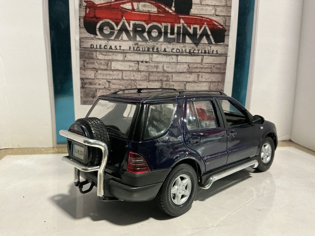1:18 MAISTO MERCEDES ML 320 VIOLET ON GRAY image