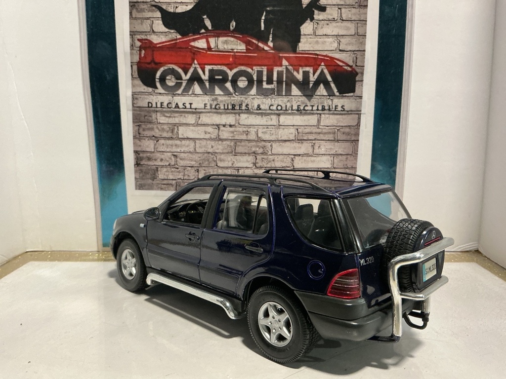 1:18 MAISTO MERCEDES ML 320 VIOLET ON GRAY image