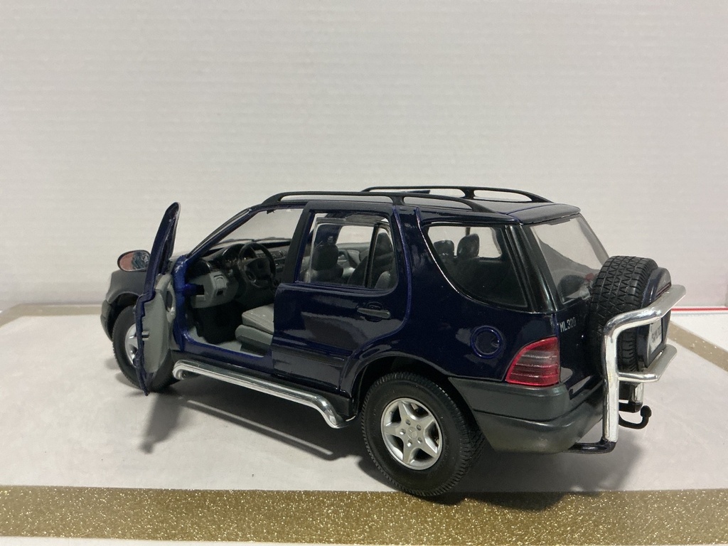 1:18 MAISTO MERCEDES ML 320 VIOLET ON GRAY image