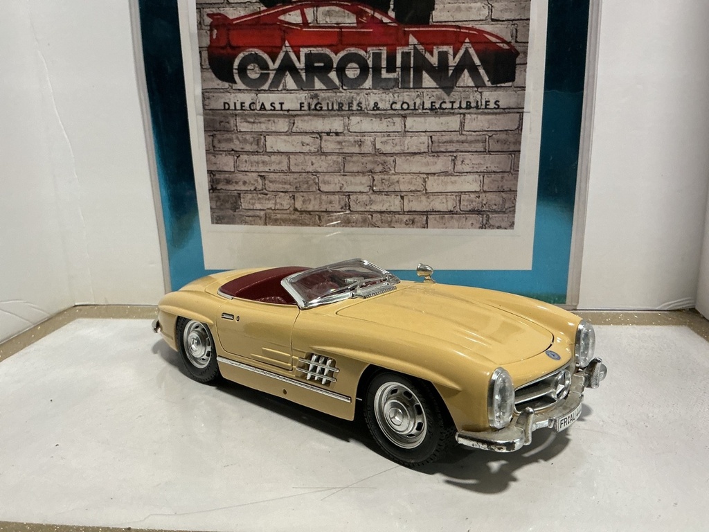 1:18 BURAGO  ITALY MERCEDES 300 SL TAN ON BURGUNDY image