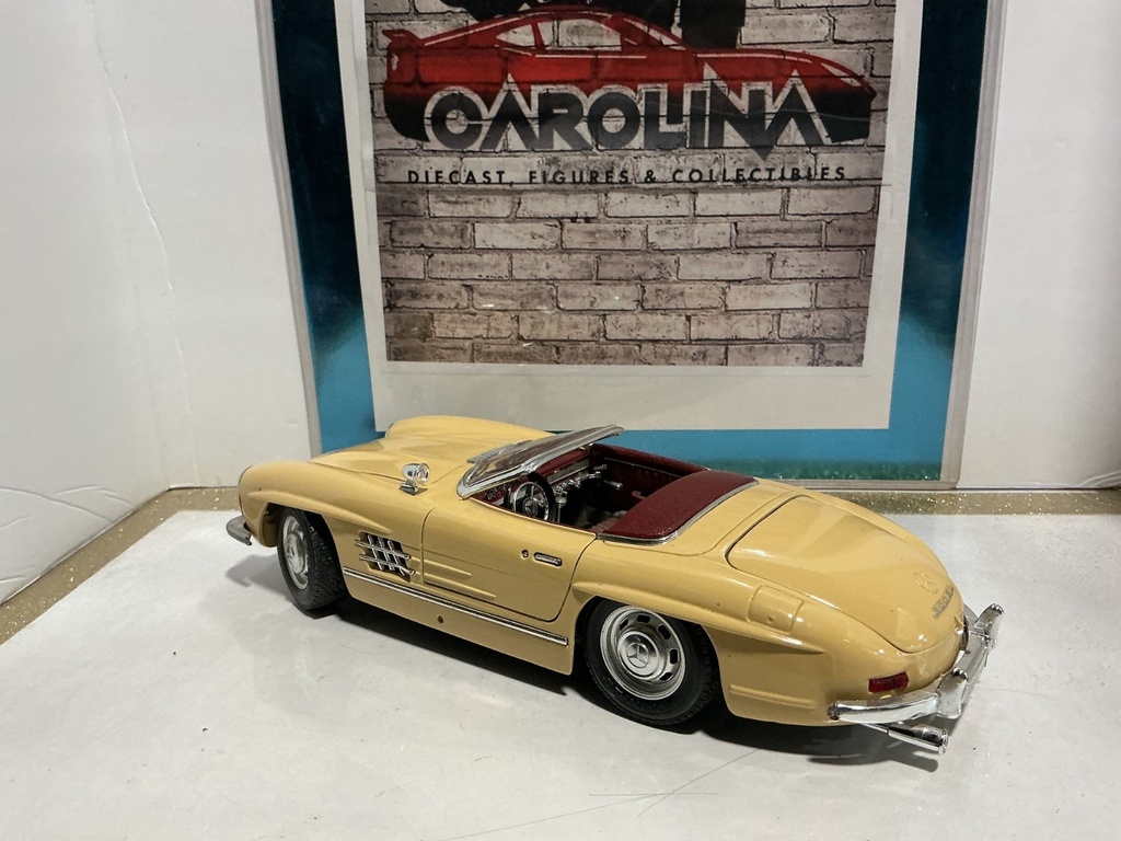 1:18 BURAGO  ITALY MERCEDES 300 SL TAN ON BURGUNDY image