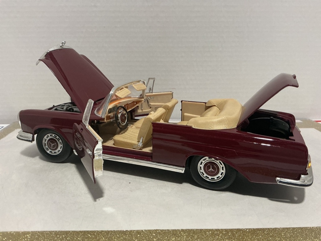 1:18 MAISTO 1966 MERCEDES 280CE BURGUNDY ON TAN *MISSING MIRROR* image