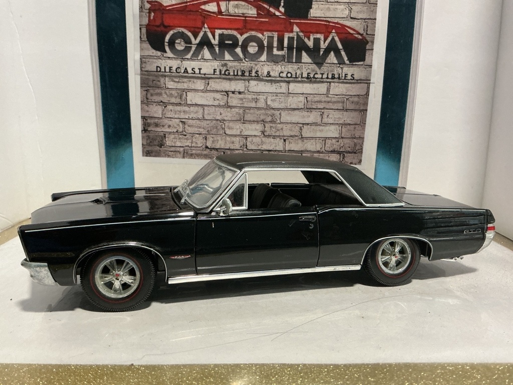 1:18 MAISTO 1965 PONTIAC GTO BLACK ON BLACK image