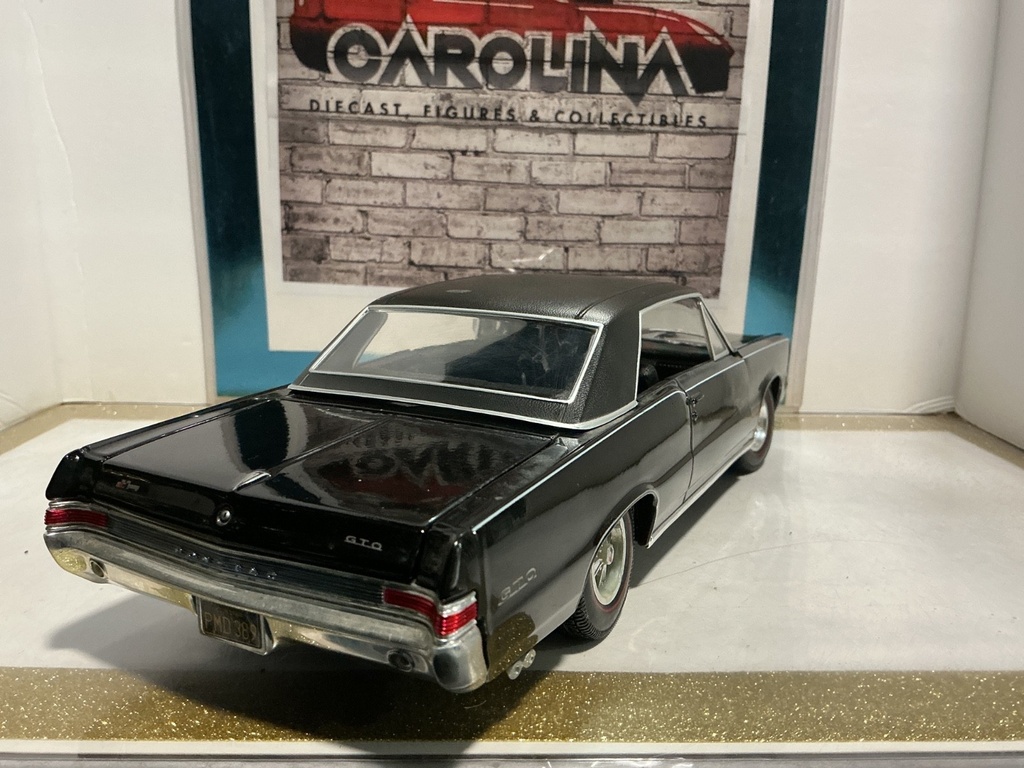 1:18 MAISTO 1965 PONTIAC GTO BLACK ON BLACK image