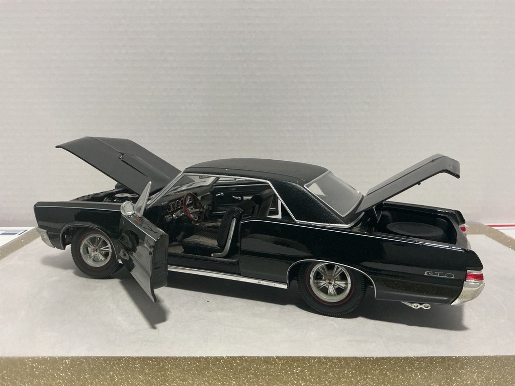 1:18 MAISTO 1965 PONTIAC GTO BLACK ON BLACK image