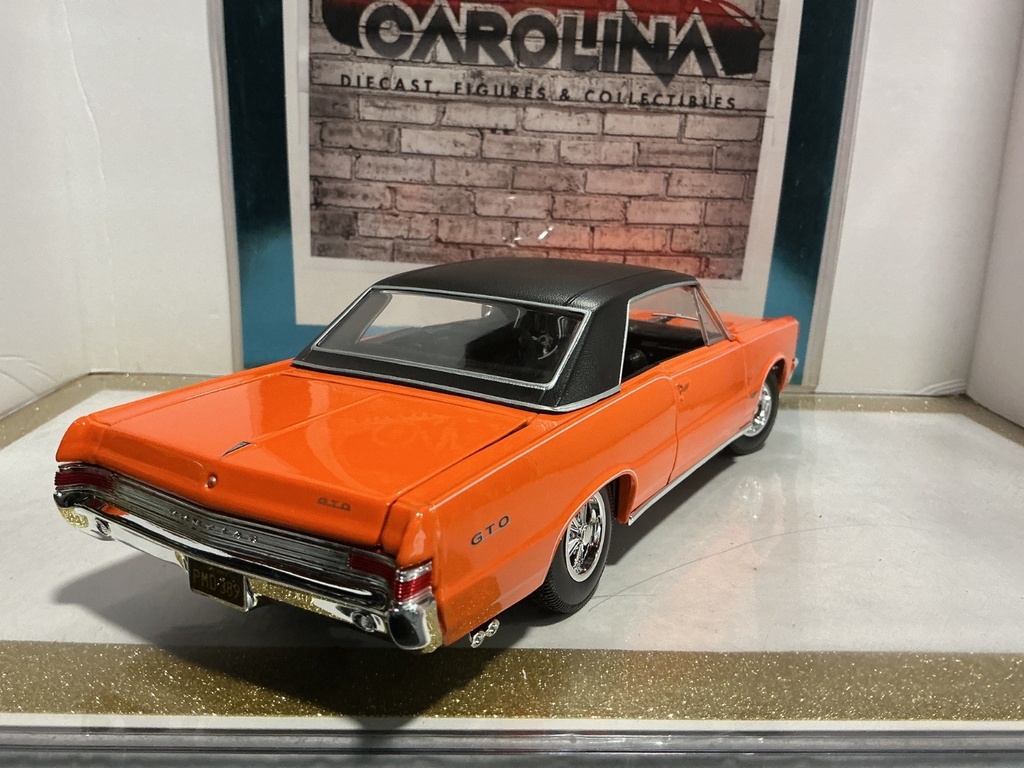 1:18 MAISTO 1965 PONTIAC GTO ORANGE ON BLACK image