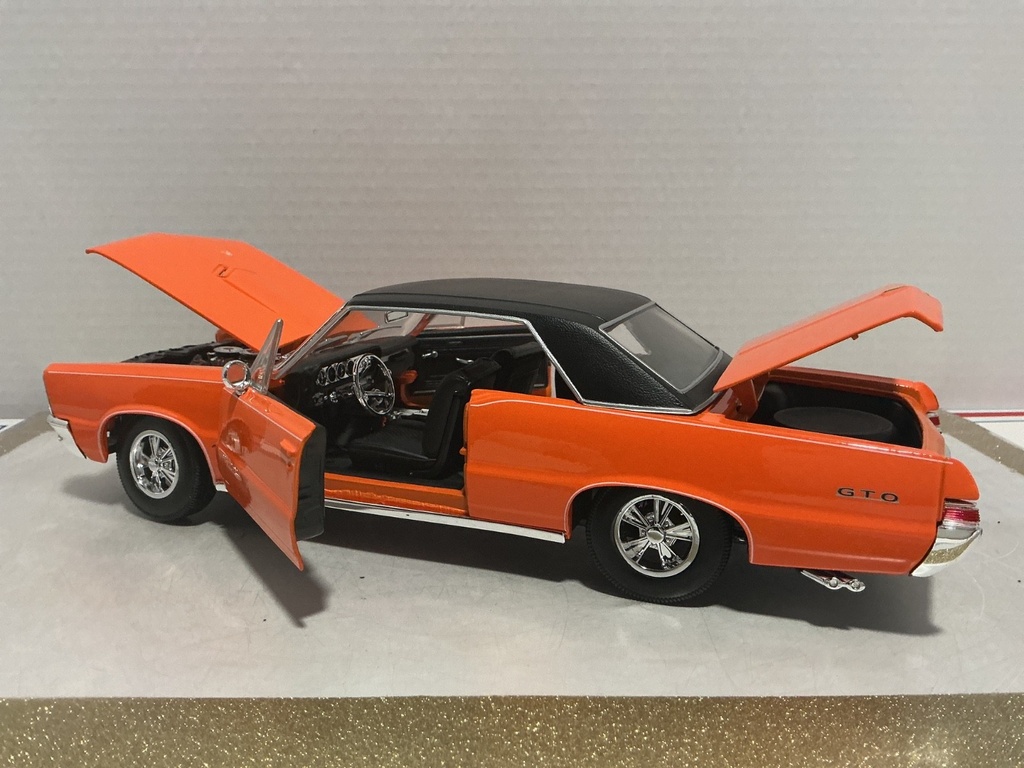 1:18 MAISTO 1965 PONTIAC GTO ORANGE ON BLACK image