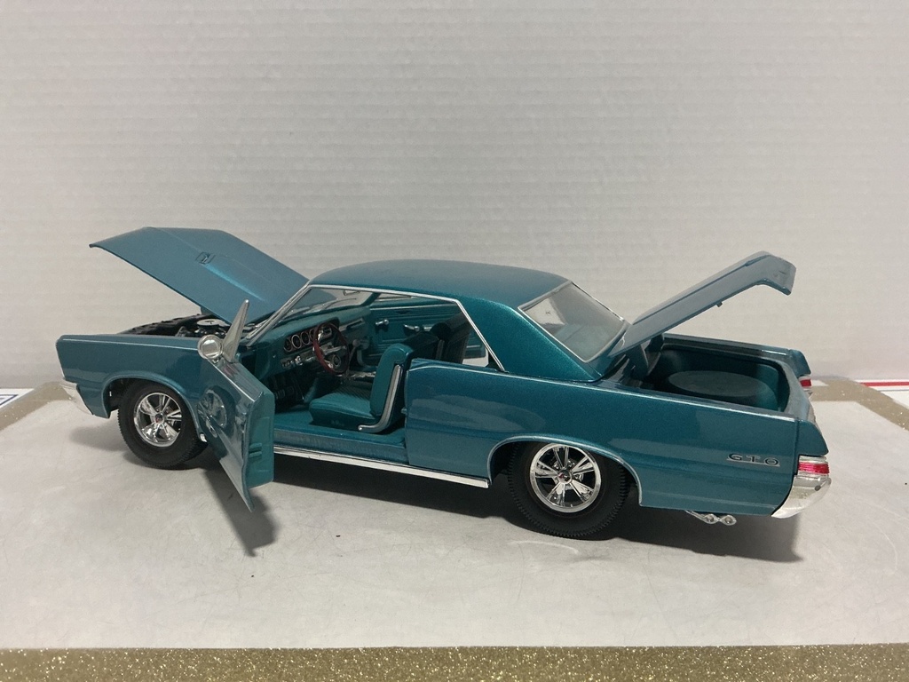 1:18 MAISTO PONTIAC 6TO BLUE ON BLUE (PAINT RUSTING) image