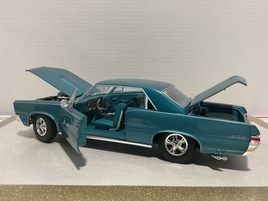 1:18 MAISTO 1965 PONTIAC 6TO BLUE ON BLUE image