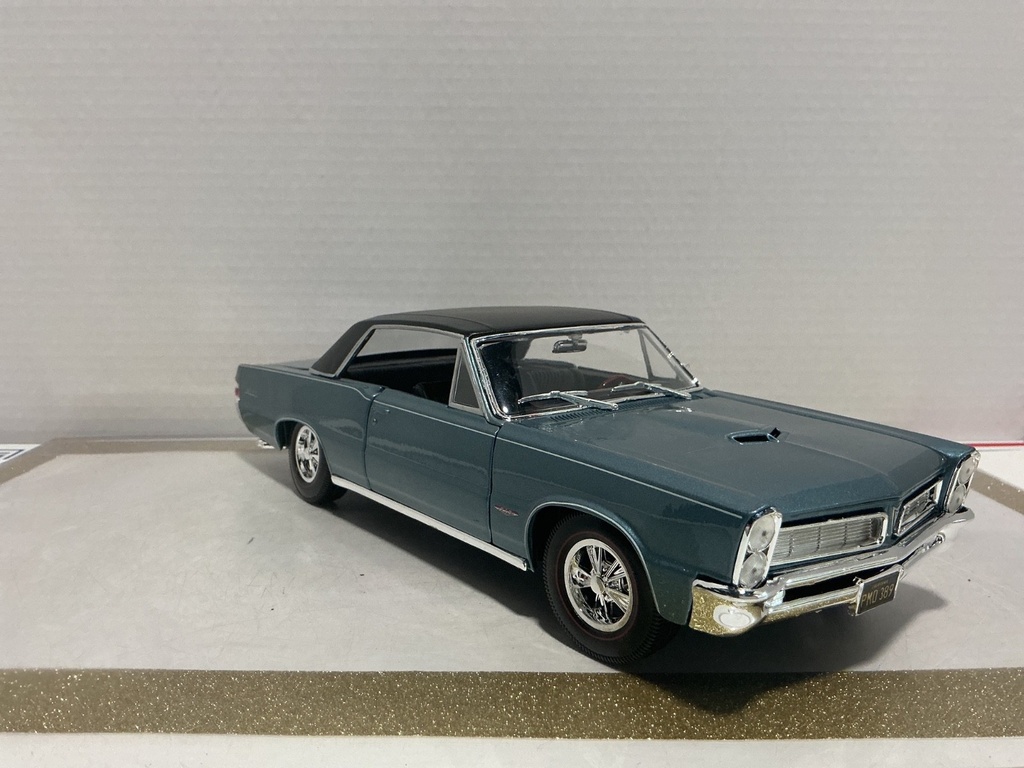 1:18 MAISTO 1965 PONTIAC 6TO BLUE ON BLACK image