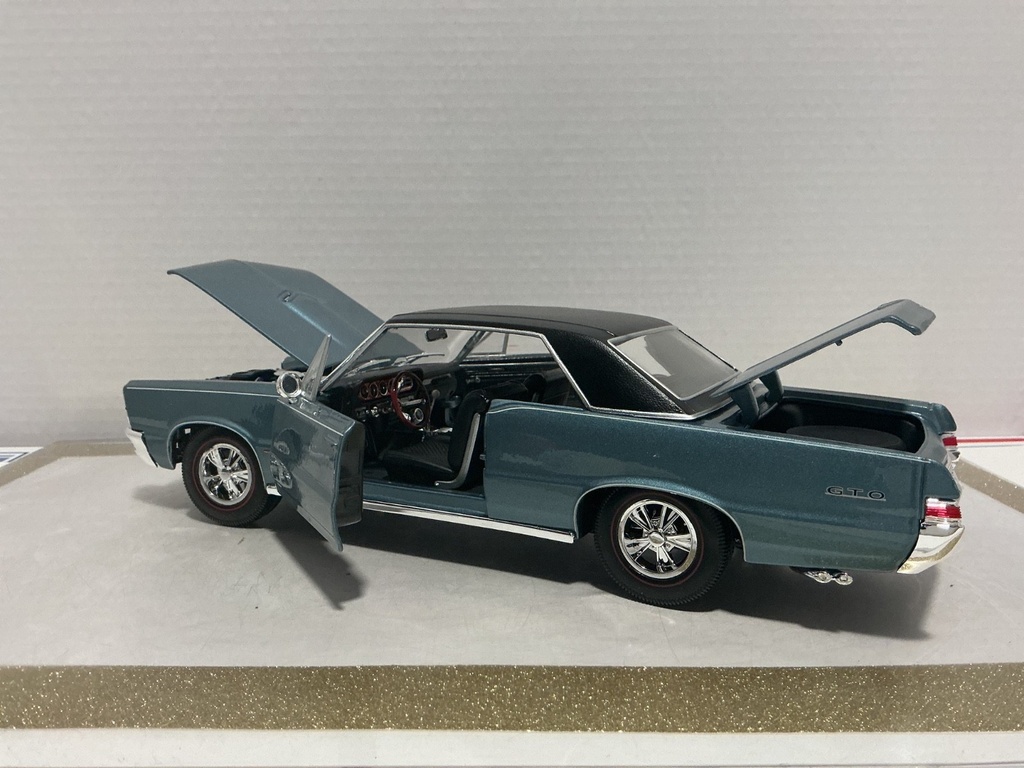 1:18 MAISTO 1965 PONTIAC 6TO BLUE ON BLACK image