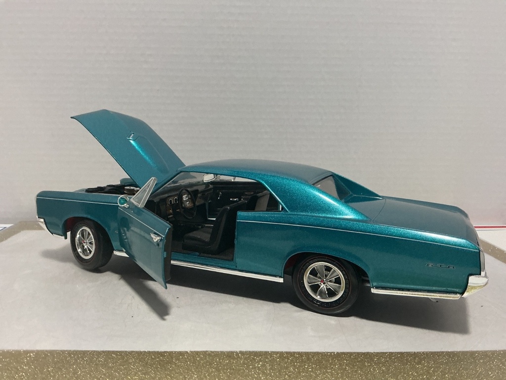 1:18 ERTZ PNTIAC GTO BLUE/GREEN ON BLACK image