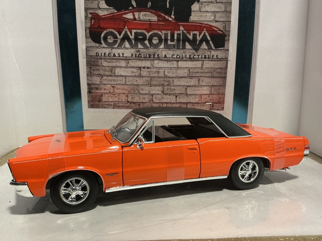 1:18 MAISTO 1965 PONTIAC GTO ORANGE ON BLACK image