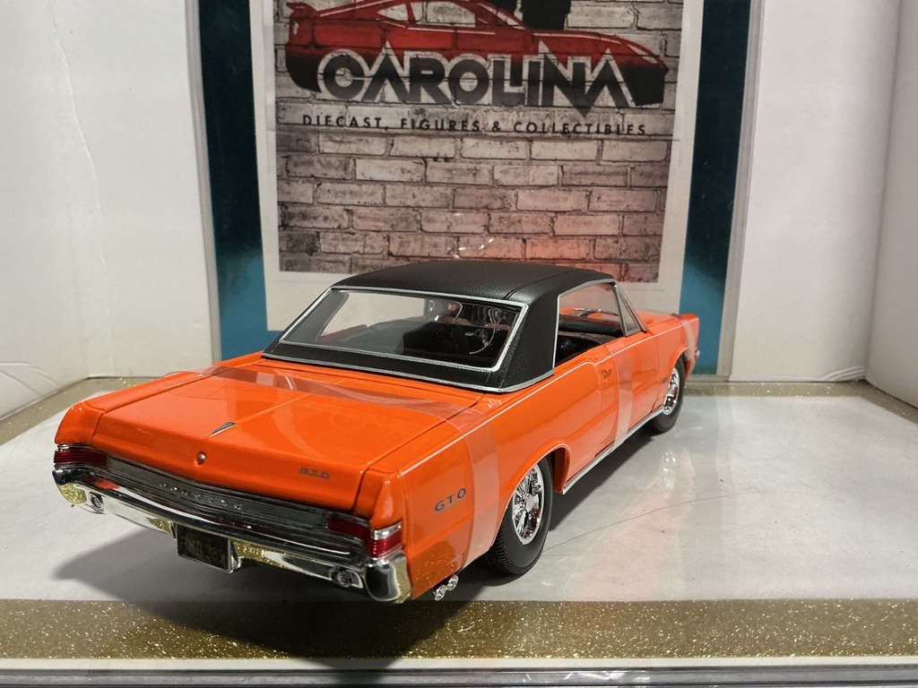 1:18 MAISTO 1965 PONTIAC GTO ORANGE ON BLACK image