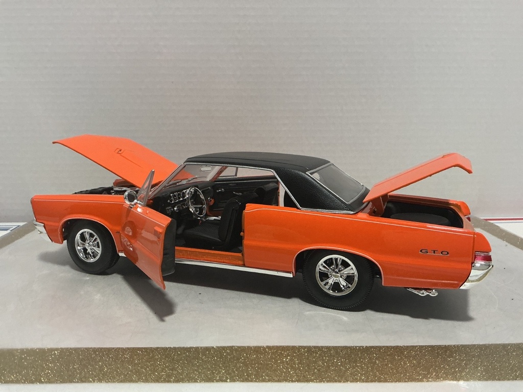 1:18 MAISTO 1965 PONTIAC GTO ORANGE ON BLACK image