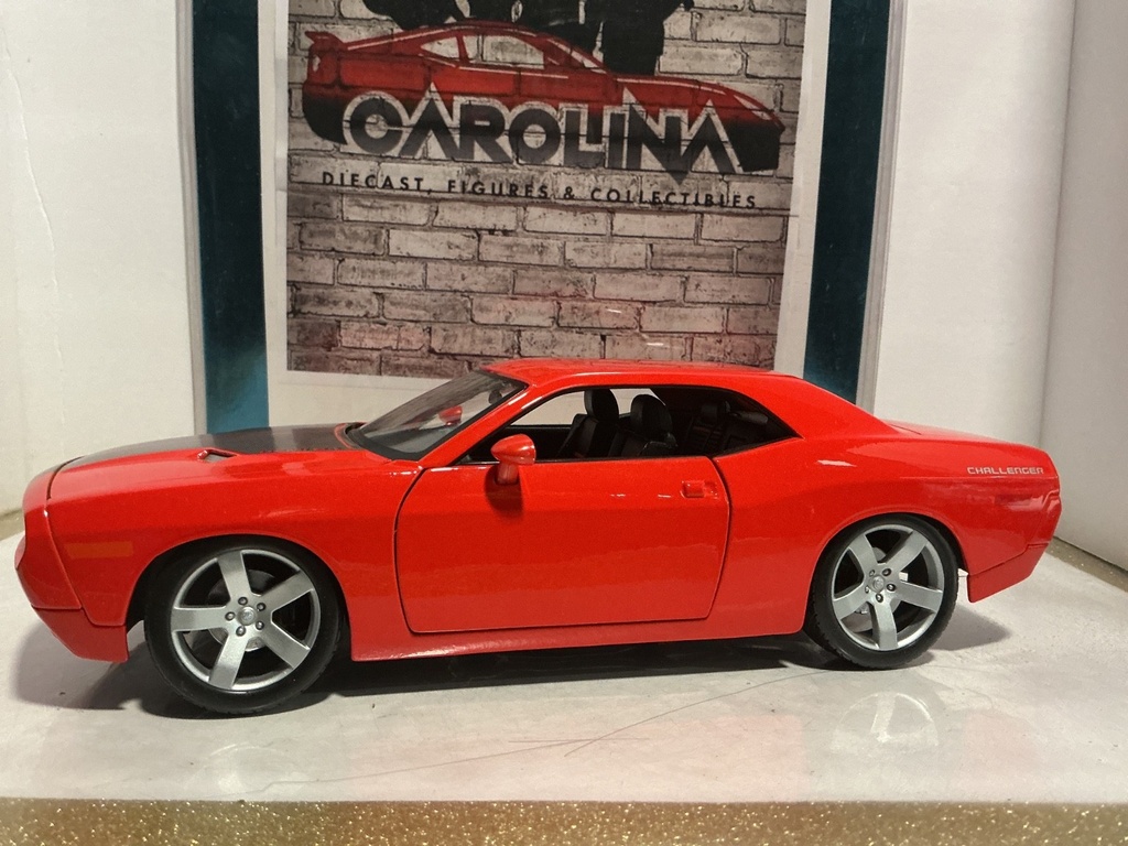 1:18 MAISTO 2006 DODGE CHALLENGER CONCEPT CAR ORANGE AND BLACK image