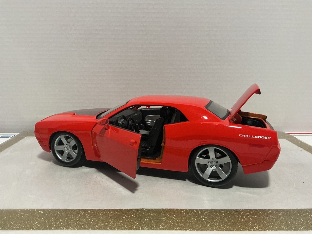 1:18 MAISTO 2006 DODGE CHALLENGER CONCEPT CAR ORANGE AND BLACK image