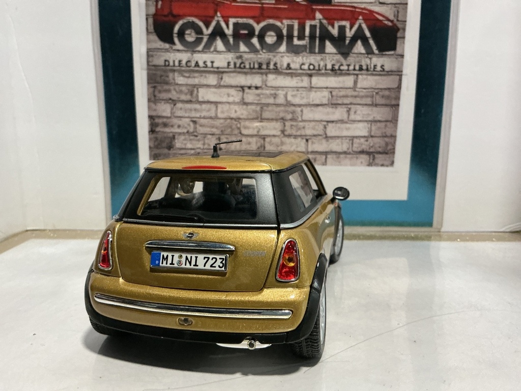 1:18 MAISTO MINI COOPER GOLD ON BLACK image