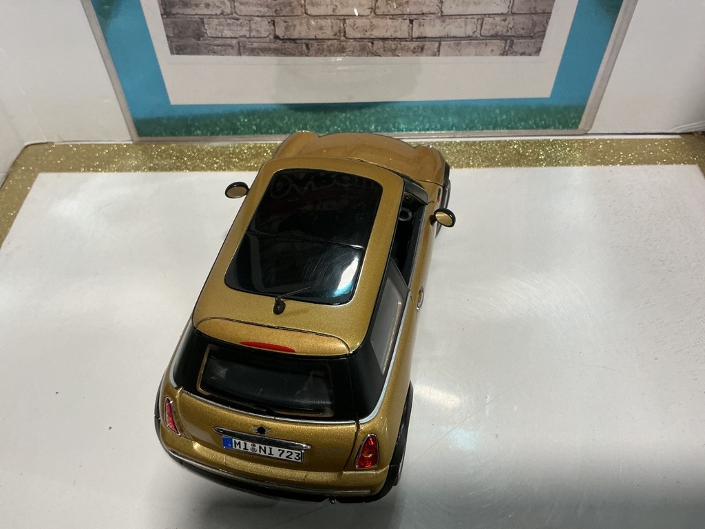 1:18 MAISTO MINI COOPER GOLD ON BLACK image