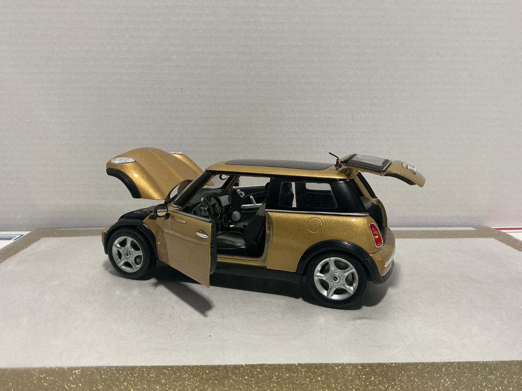 1:18 MAISTO MINI COOPER GOLD ON BLACK image