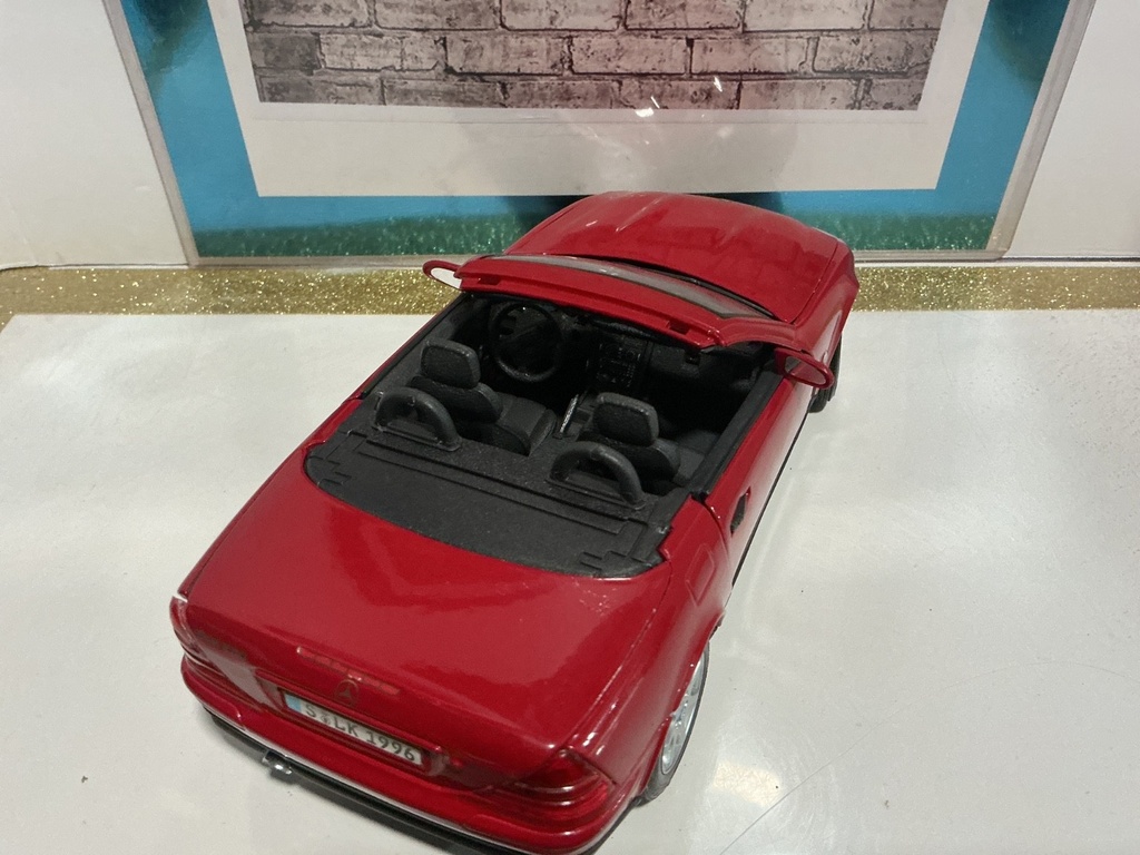 1:18 MAISTO MERCEDES BENZ SLK RED ON BLACK image