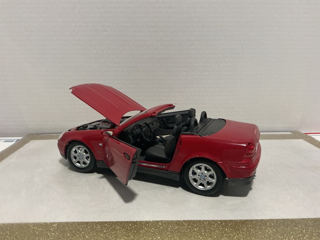 1:18 MAISTO MERCEDES BENZ SLK RED ON BLACK image