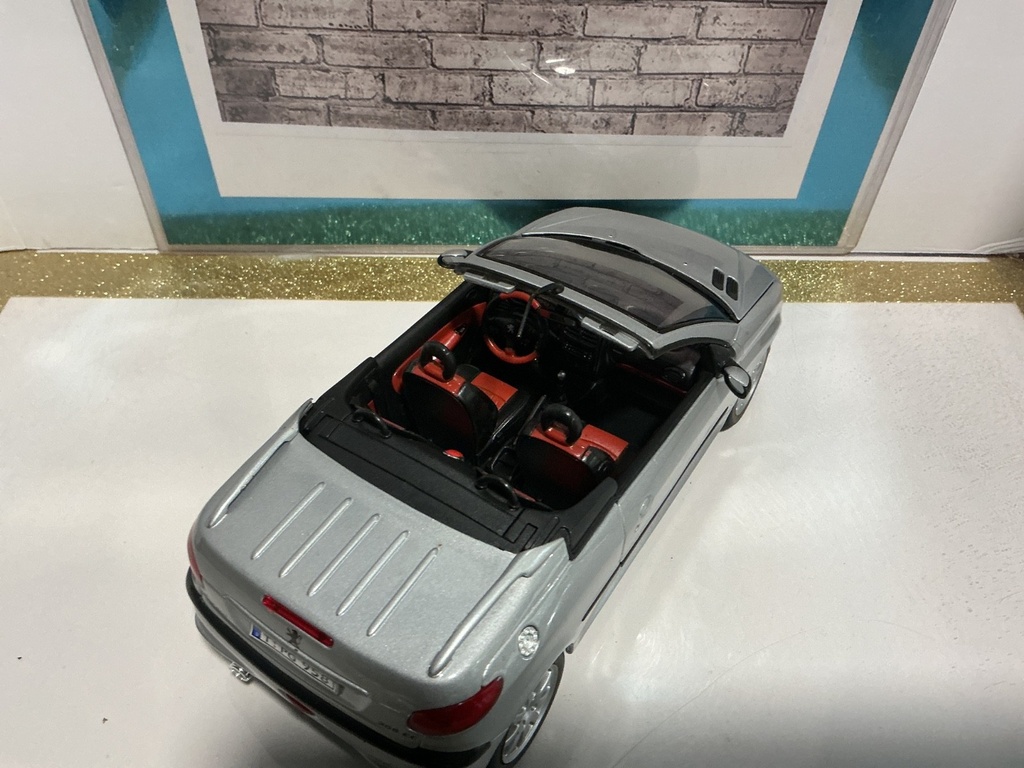 1:18 WELLY PEVGOT 206CC SILVER ON BROWN image