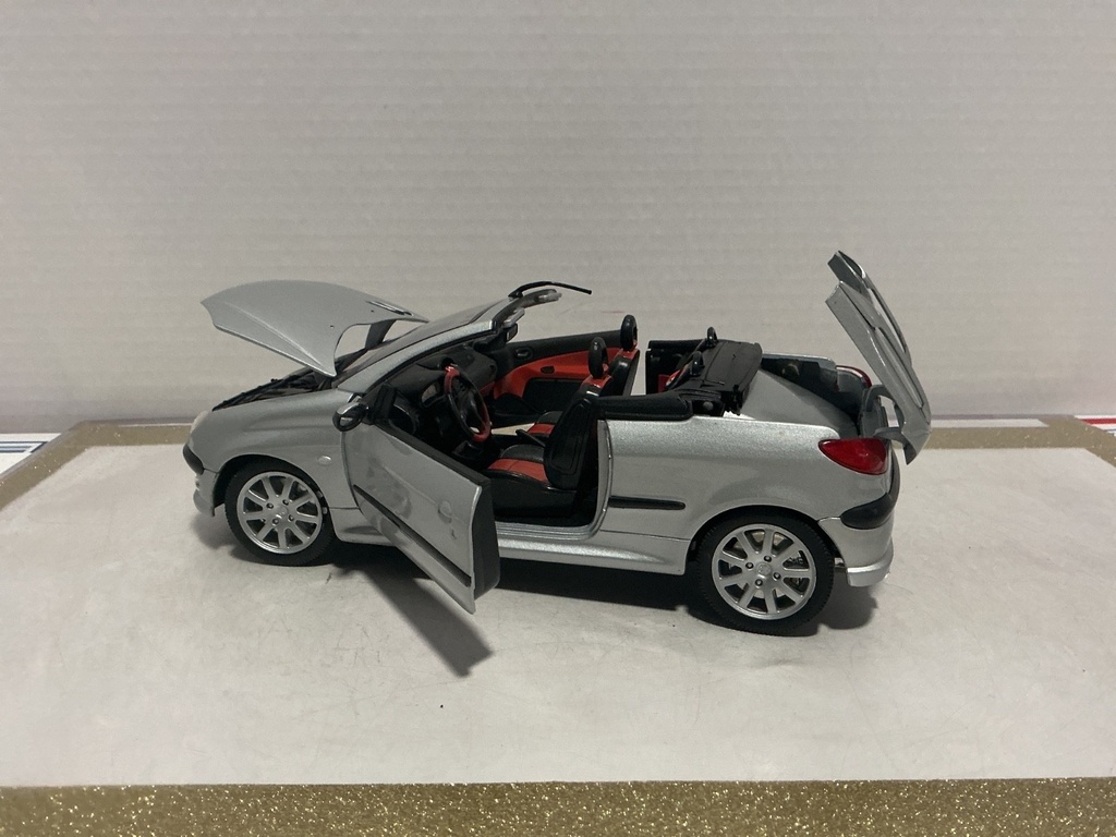 1:18 WELLY PEVGOT 206CC SILVER ON BROWN image