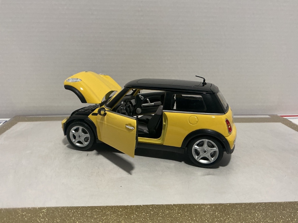 1:18 MAISTO MINI COOPER YELLOW ON BLACK image