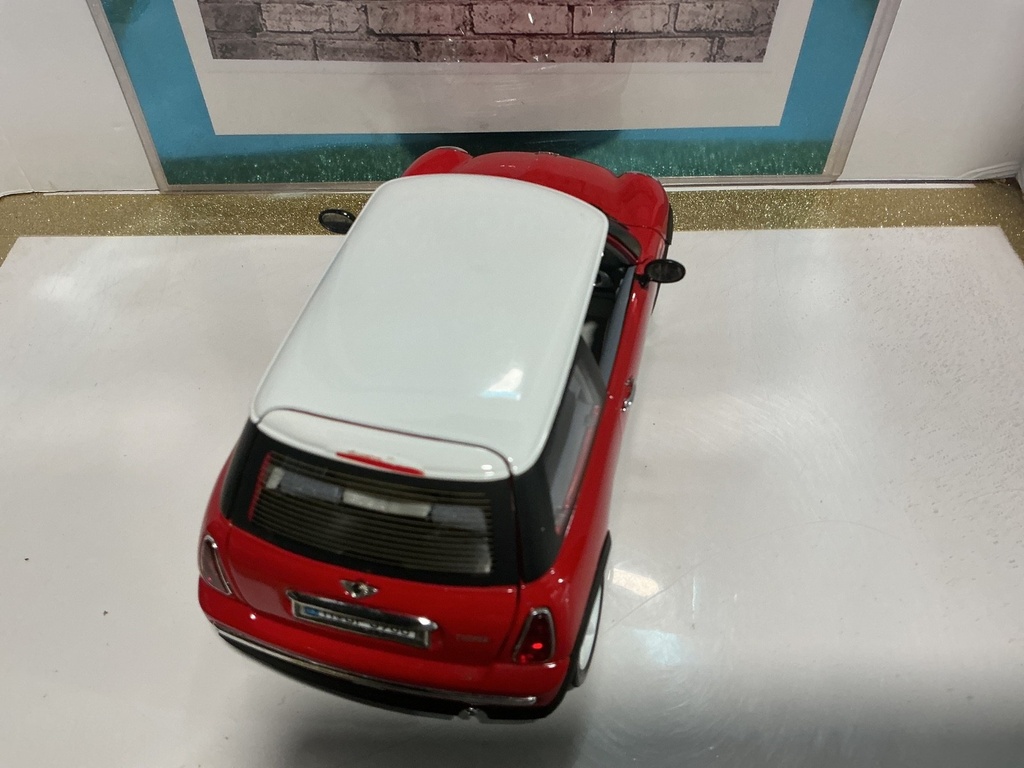 1:18 BURAGO 2001 MINI COOPER RED ON GREY image