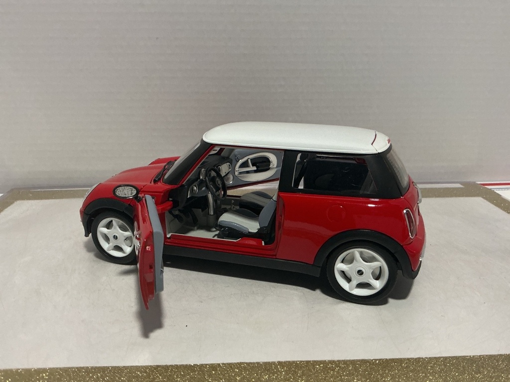 1:18 BURAGO 2001 MINI COOPER RED ON GREY image
